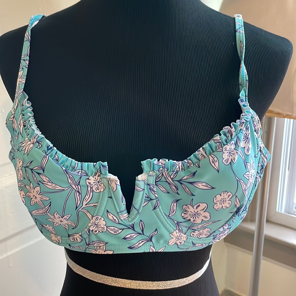 Beautiful 2pc swim set - Picture 2 of 9